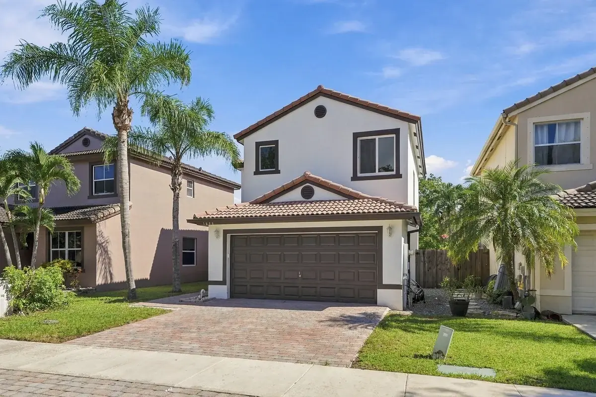 1888 SE 14th St, Homestead: photo 1 of 39