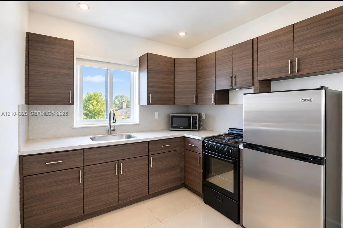 560 NE 67th St #4, Miami: photo 1 of 8