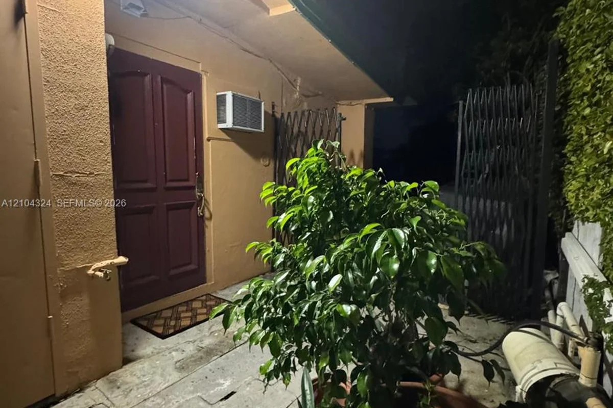 89xx SW 83rd St #1, Miami: photo 1 of 10