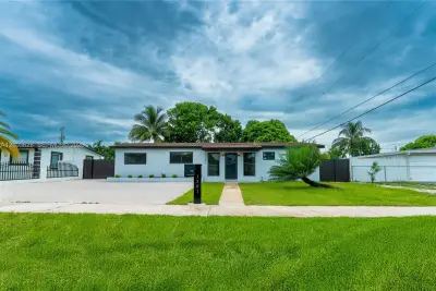 House in Miami Gardens: photo 1 of 13