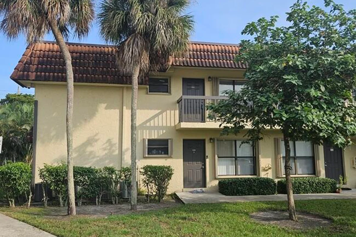 10069 NW 4th St #204, Pembroke Pines: photo 1 of 14