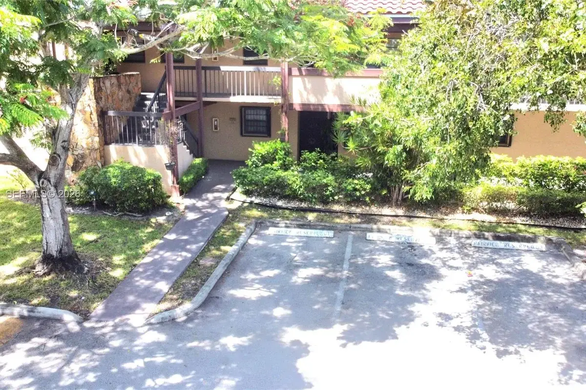 20801 San Simeon Way #101, Miami: photo 1 of 15