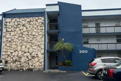 Condo in Margate: photo 1 of 14