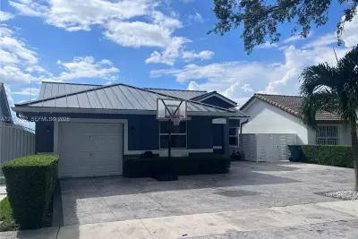 722 NW 134th Ave, Miami: photo 1 of 27