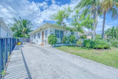 423 S F St #1, Lake Worth Beach: photo 1 of 9