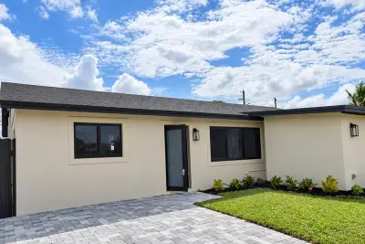 4922 Royal S, West Palm Beach: photo 1 of 9
