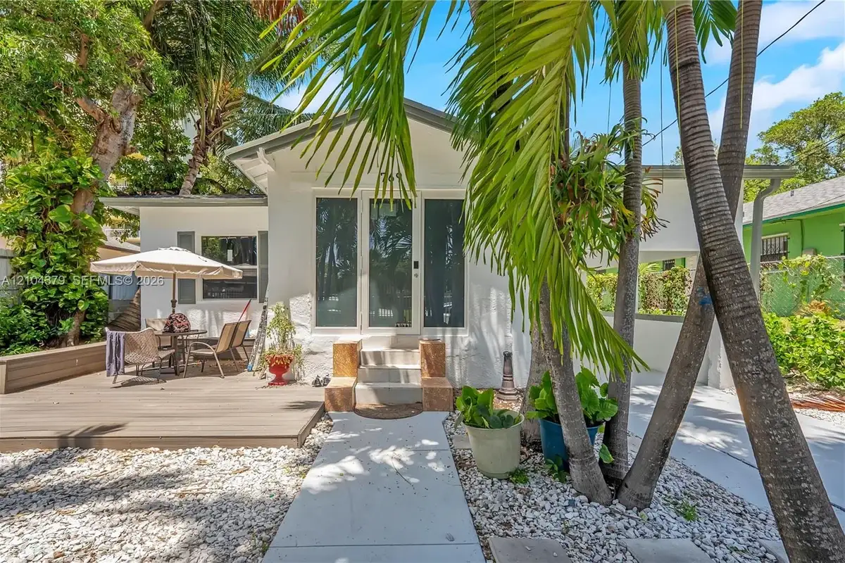 769 NW 10th St, Miami: photo 1 of 7