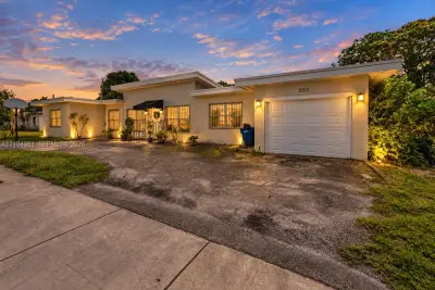 550 NW 107th St, Miami: photo 1 of 29