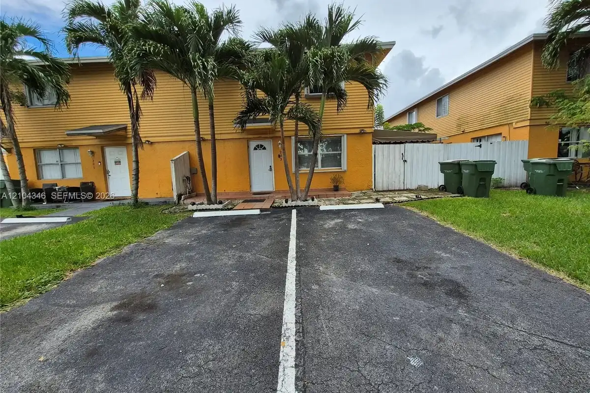 203 NE 12th Ave, Homestead: photo 1 of 34