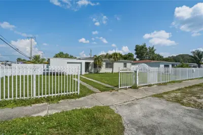 1875 NW 134th St, Miami: photo 1 of 21