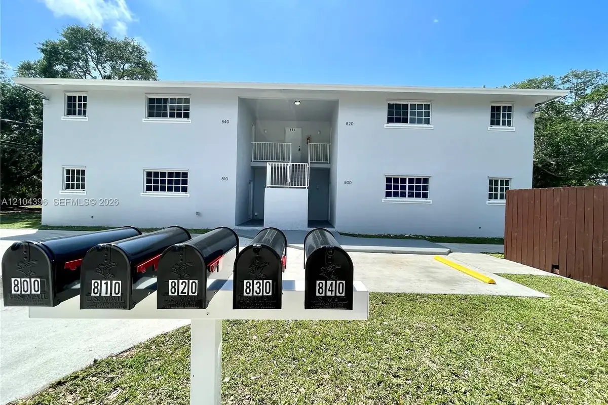 800 SW 10th Ave, Hallandale Beach: photo 1 of 18