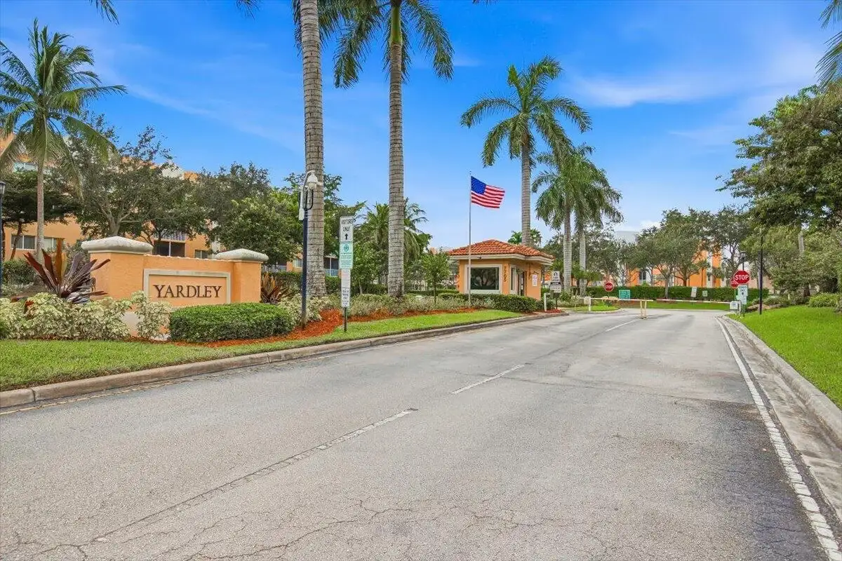 7715 Yardley Dr #313, Tamarac: photo 1 of 42