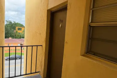 300 NE 125th St #404, North Miami: photo 1 of 13