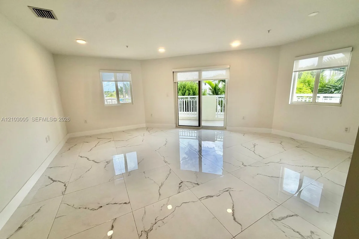 11150 NW 82nd St #206, Doral: photo 1 of 12