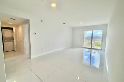 10950 NW 82nd St #402, Doral: photo 1 of 12