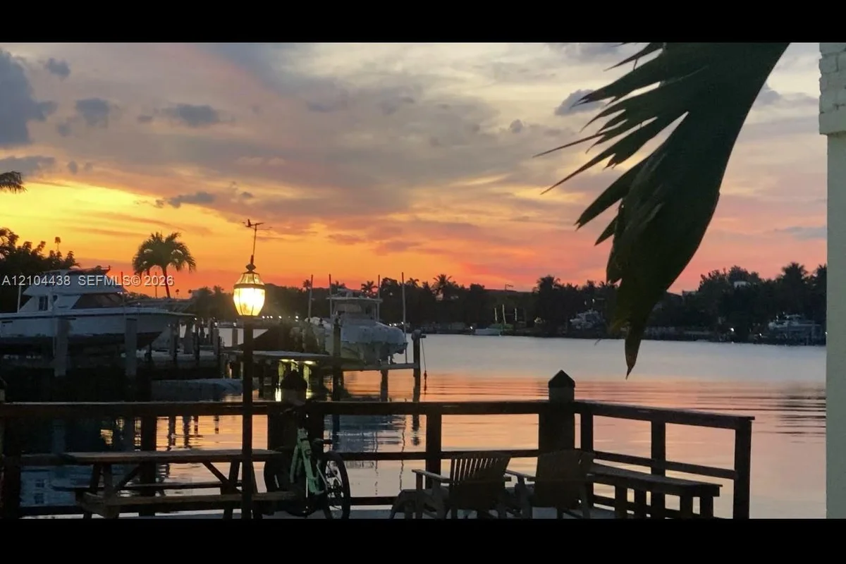 8540 Byron Ave #1A, Miami Beach: photo 1 of 19