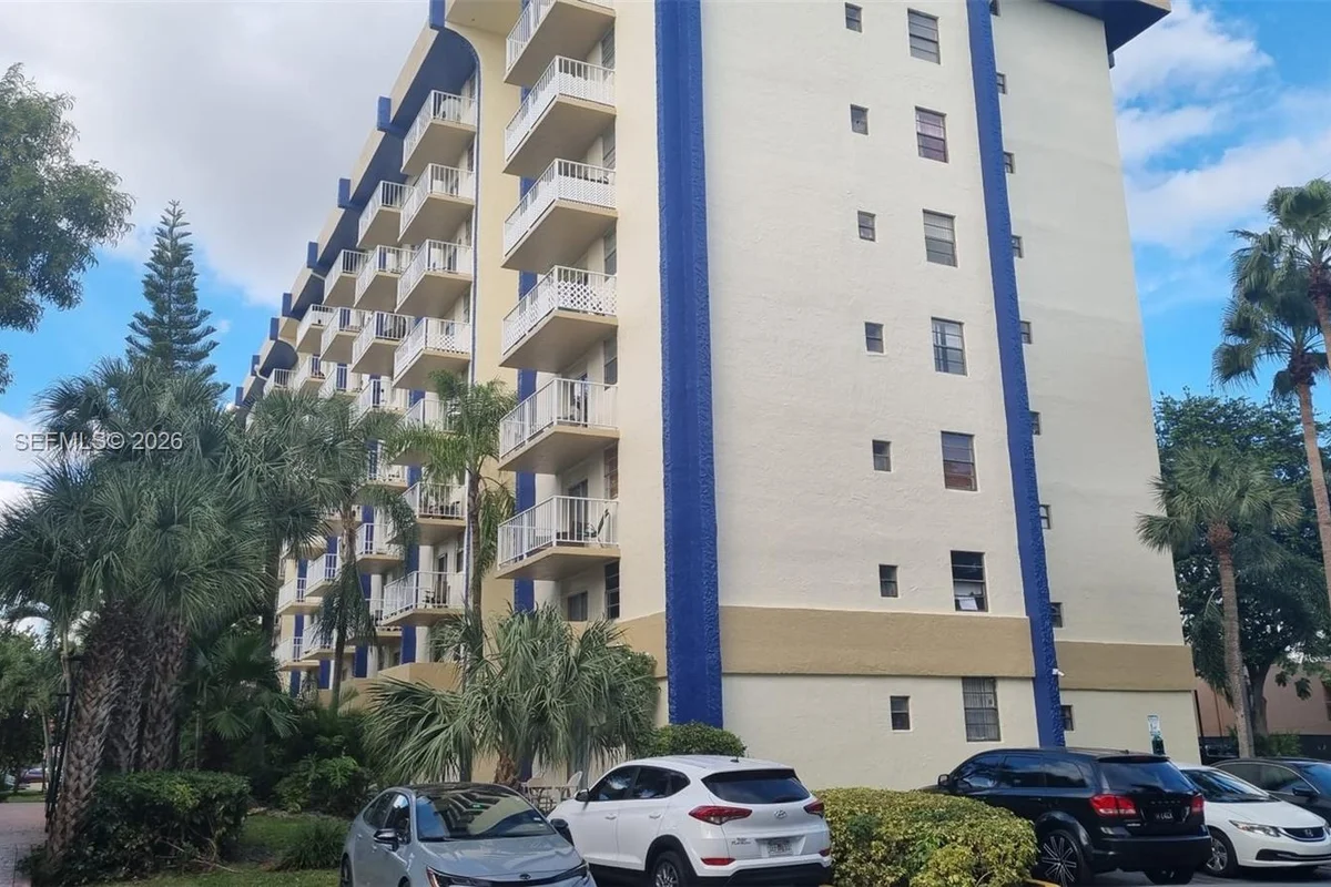 4550 NW 9th St #303E, Miami: photo 1 of 10