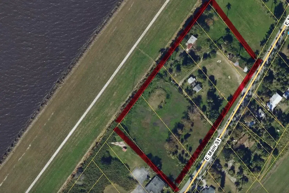 1977 E Main St, Pahokee: photo 1 of 13