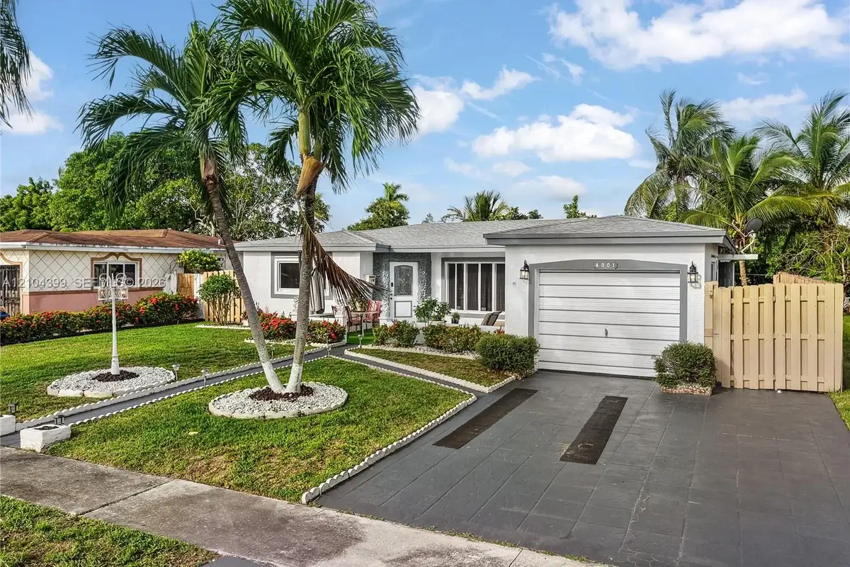 House in Lauderdale Lakes: photo 1 of 38