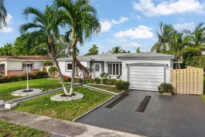 House in Lauderdale Lakes: photo 1 of 38