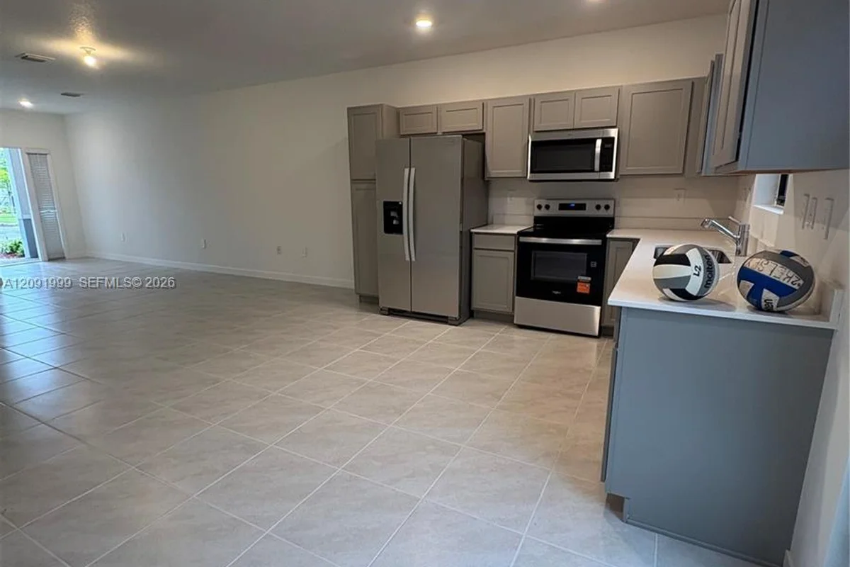 1435 NE 4th Ave, Florida City: photo 1 of 9