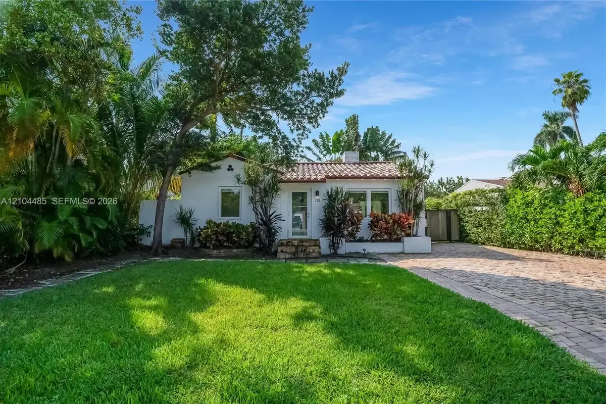 718 NE 87th St, Miami: photo 1 of 39