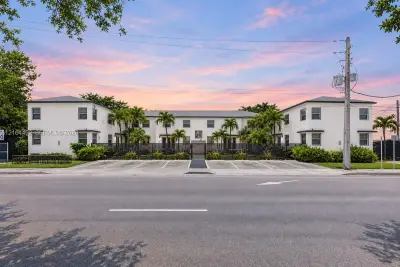 577 NE 82nd St #16, Miami: photo 1 of 6