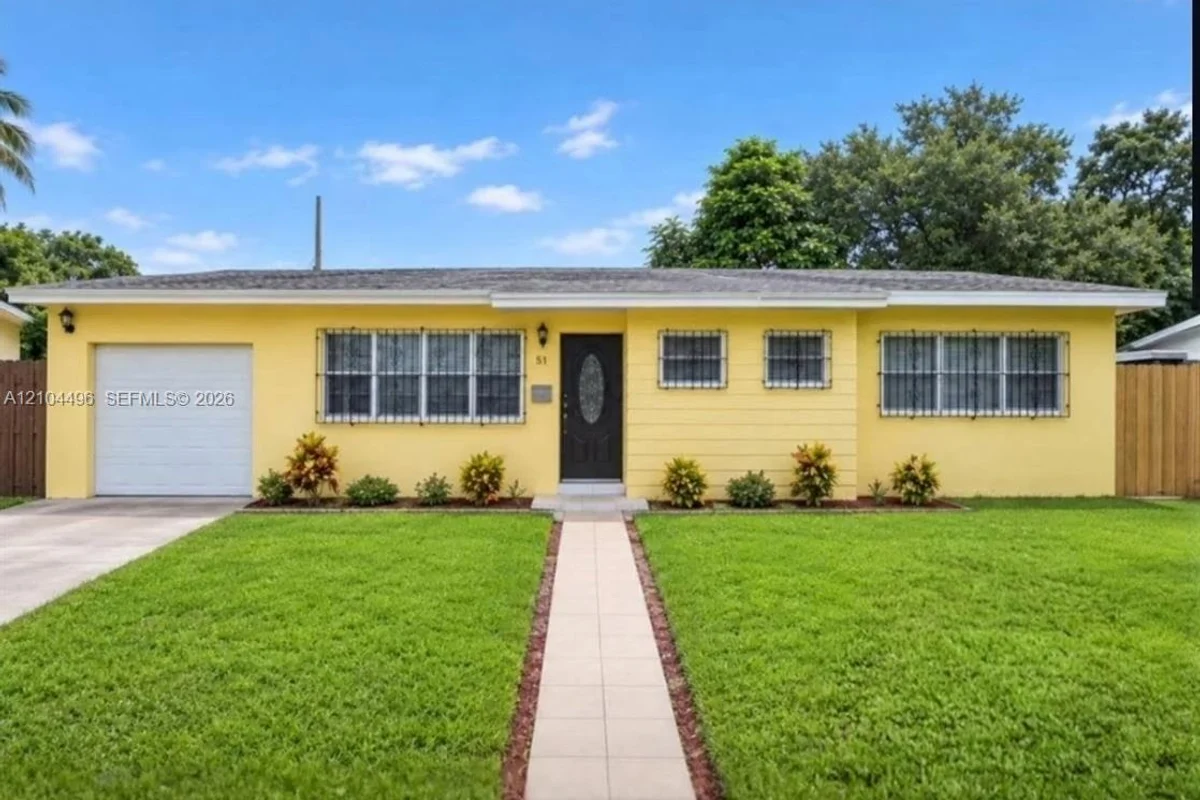 51 NE 195th St, North Miami: photo 1 of 12