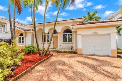13821 SW 136th Pl, Miami: photo 1 of 26