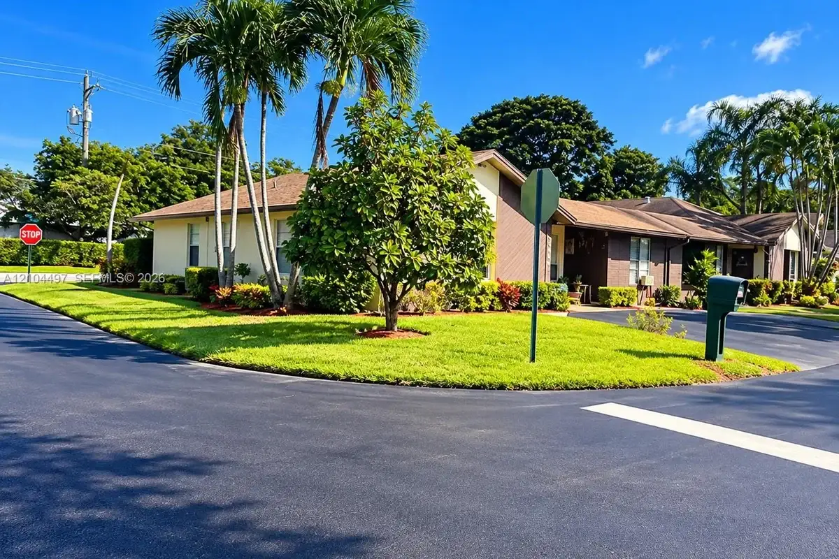 2074 SW 71st Way, Davie: photo 1 of 12