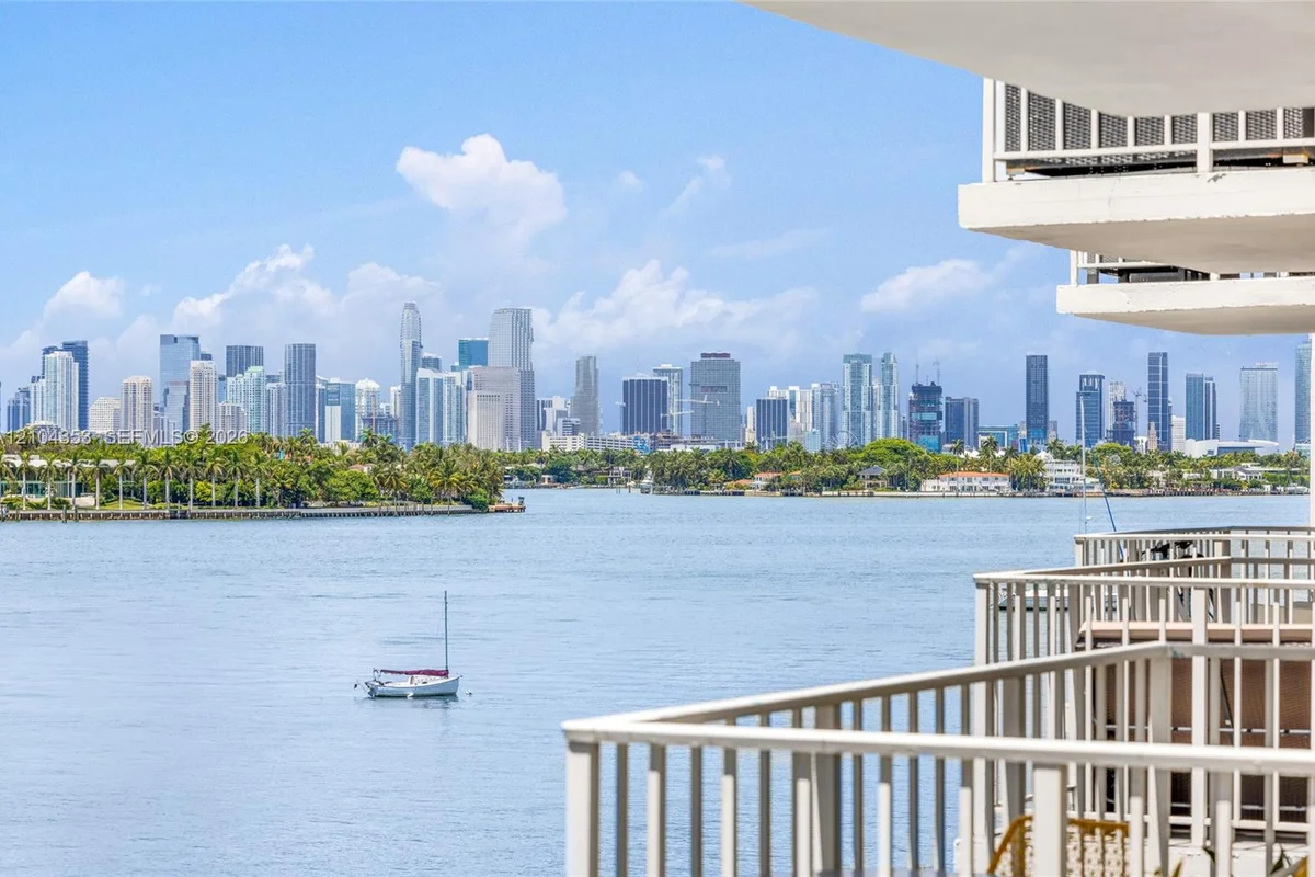 Condo in Miami Beach: photo 1 of 31