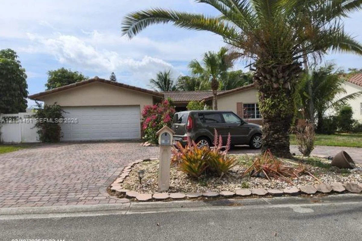 11093 Glenwood Dr, Coral Springs: photo 1 of 1
