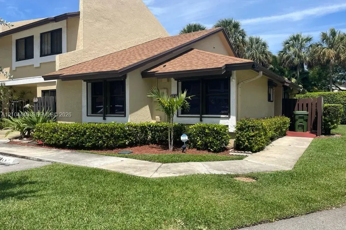 251 SW 96th Ter, Pembroke Pines: photo 1 of 17