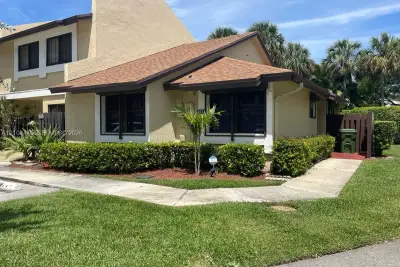 251 SW 96th Ter, Pembroke Pines: photo 1 of 17