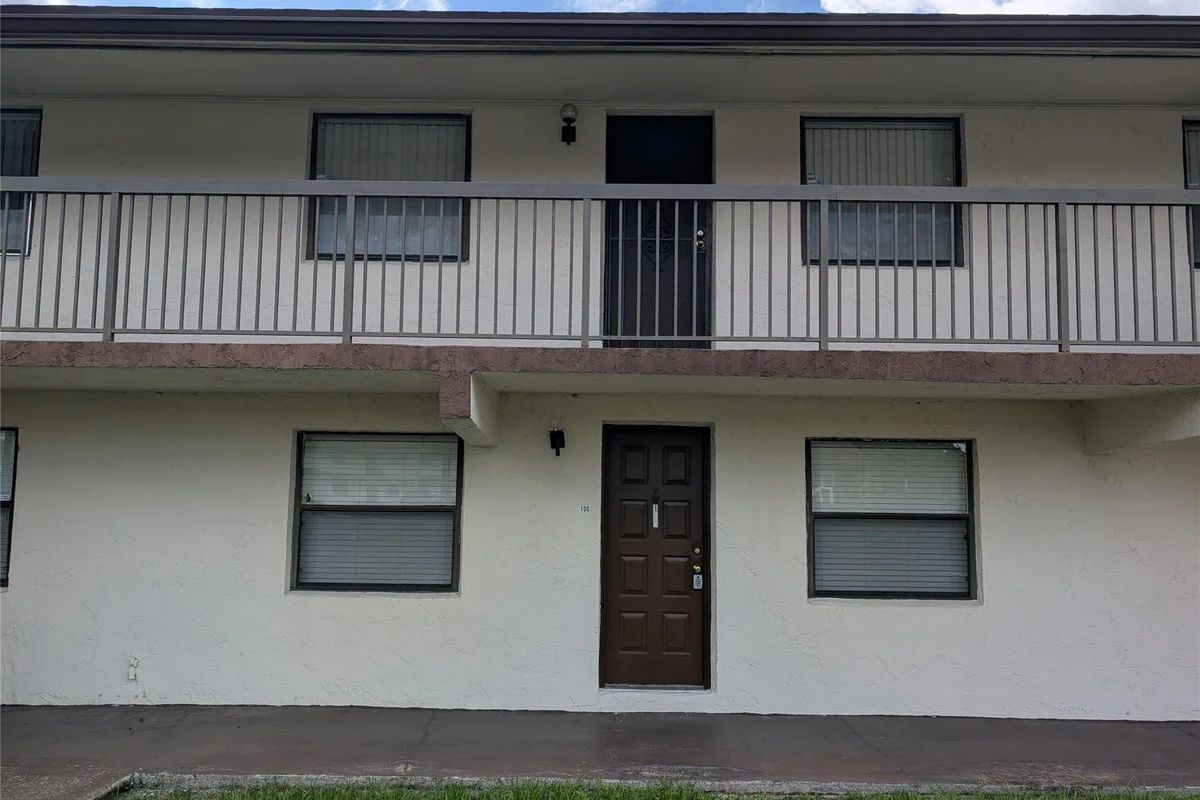 6040 Shaker Wood Cir, Tamarac: photo 1 of 17