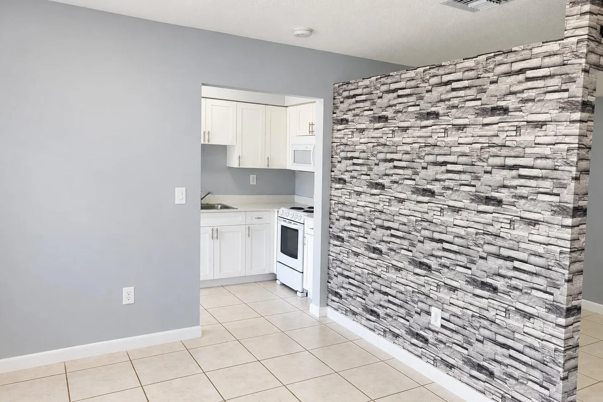 7221 Venetian St #11, Miramar: photo 1 of 12