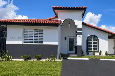 7001 W 35th Ave, Hialeah: photo 1 of 12