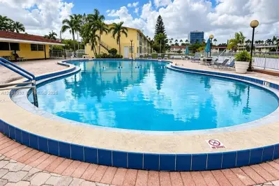 2800 NE 203rd St #3, Aventura: photo 1 of 12