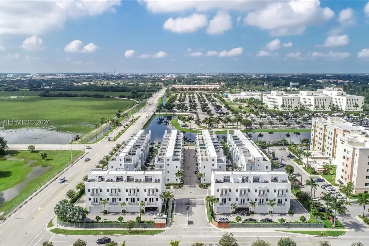3340 NW 91st Ave, Doral: photo 1 of 15
