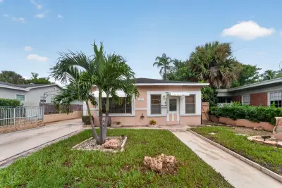 521 26th St, West Palm Beach: photo 1 of 42