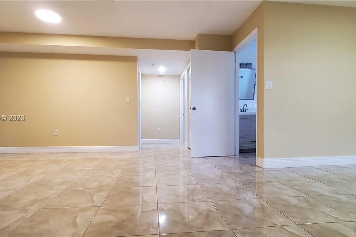1627 NW 18th St #310, Miami: photo 1 of 13