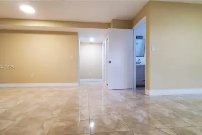 1627 NW 18th St #310, Miami: photo 1 of 13