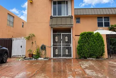 1064 W 42nd St #9, Hialeah: photo 1 of 25
