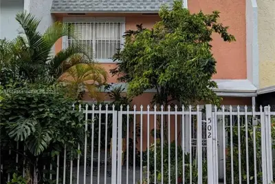 502 NW 11th St, Miami: photo 1 of 23