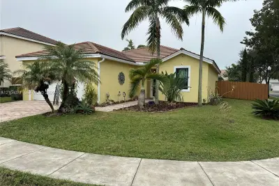 3060 SE 4th Ct, Homestead: photo 1 of 20