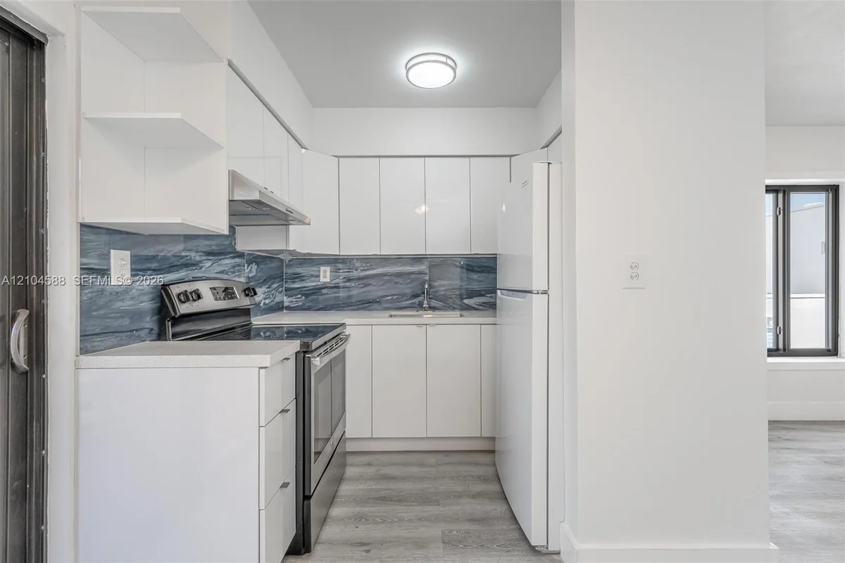 852 SW 1st St #4, Miami: photo 1 of 13