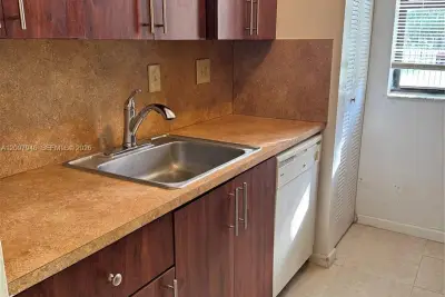 7070 NW 179th St #105, Hialeah: photo 1 of 8