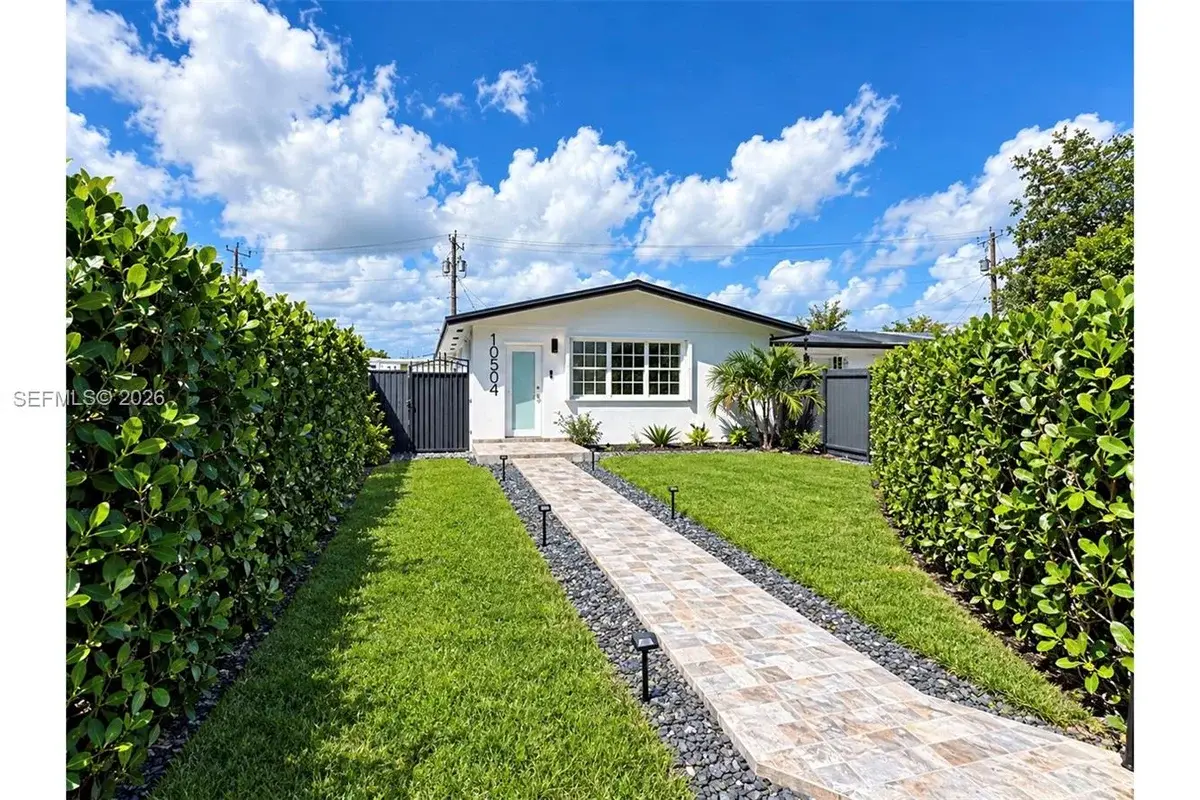 10504 SW 77th Ct, Pinecrest: photo 1 of 15