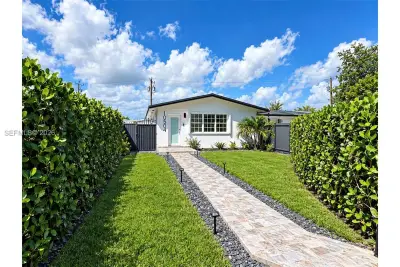 10504 SW 77th Ct, Pinecrest: photo 1 of 15