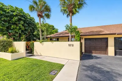 572 SW 28th Ave, Delray Beach: photo 1 of 32